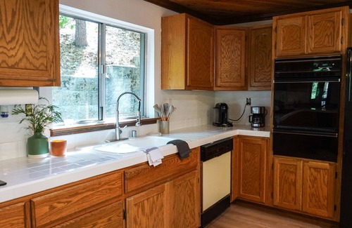 Blue Jay Cabin | Charming Mountain Cabin 3BR/3BA +Loft minutes from the lake