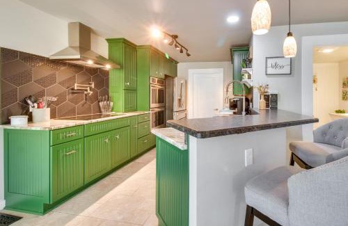 Mountain Home House | Charming Mountain Home Retreat Walk to Marina!