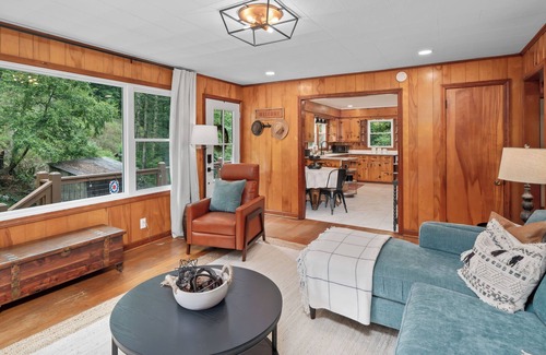 Burnsville Other | Charming Mtn Cabin, Hot Tub+Fire Pit, Private, WiFi, Grill, Near Green Mtn Area!