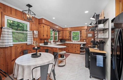 Burnsville Other | Charming Mtn Cabin, Hot Tub+Fire Pit, Private, WiFi, Grill, Near Green Mtn Area!