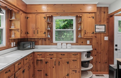 Burnsville Other | Charming Mtn Cabin, Hot Tub+Fire Pit, Private, WiFi, Grill, Near Green Mtn Area!