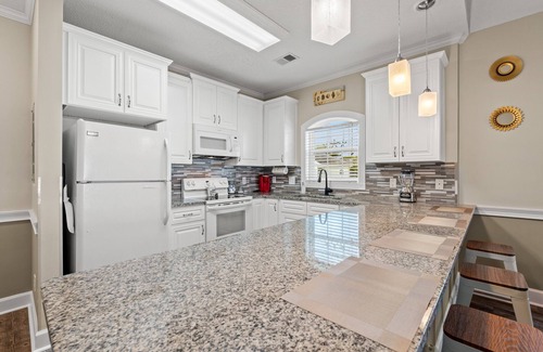 Central Myrtle Beach Condo | Charming Myrtlewood Condo Sleeps 6 Off-Season Getaway