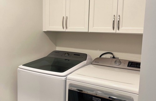 Williamsburg House | Charming new built 3-bedrooms house with spacious living area & gourmet kitchen.