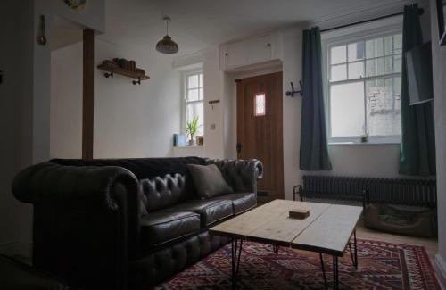 Brecon House | Charming newly renovated 3 bed cottage in Brecon town with private garden & pets welcome