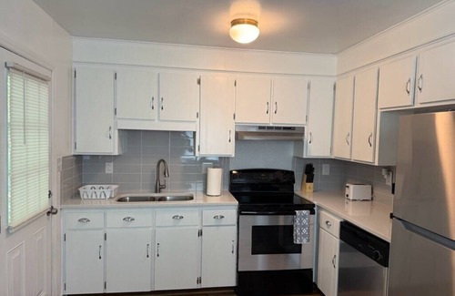 Charlotte House | Charming Northlake 2-bedroom House, Direct Route to Airport/Downtown