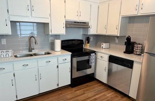 Charlotte House | Charming Northlake 2-bedroom House, Direct Route to Airport/Downtown