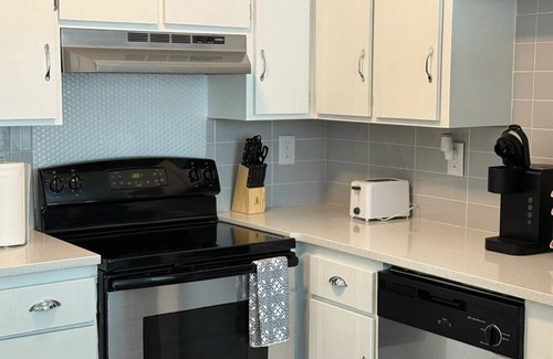 Charlotte House | Charming Northlake 2-bedroom House, Direct Route to Airport/Downtown