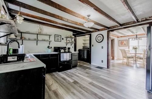 Allenton House | Charming old farmhouse, spacious 2-bedroom on 2+ acres