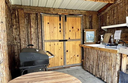 Hot Springs House | Charming Pet-Friendly Bell Tent for Glamping Escapes to Montana