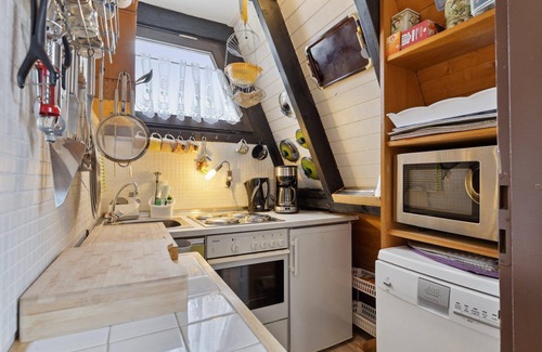 Lichtenberg House | Charming pointed roof house by a bathing lake in the Franconian Forest