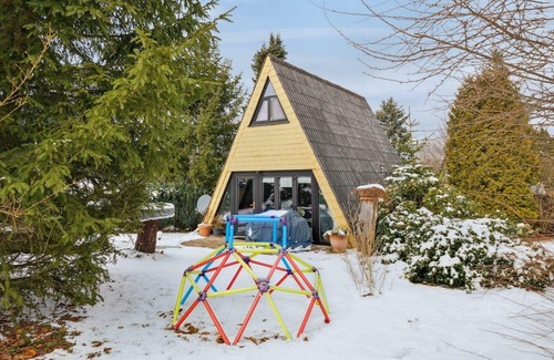 Lichtenberg House | Charming pointed roof house by a bathing lake in the Franconian Forest