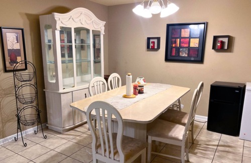 Normal House | Charming Private Room with AC, WiFi in tranquil Huntsville