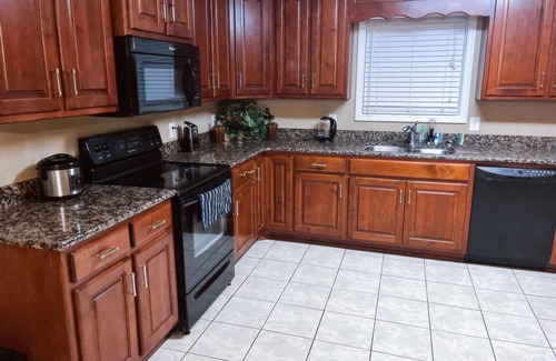 Normal House | Charming Private Room with AC, WiFi in tranquil Huntsville