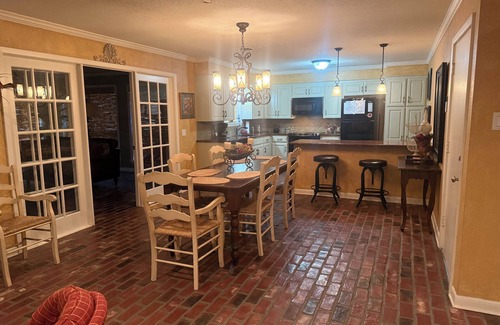 Mid America House | Charming Quiet Lakefront House with Dock on Lake Hamilton - 3 Bedroom 2 Bathroom