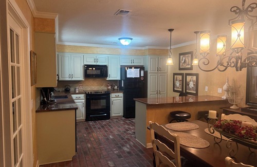 Mid America House | Charming Quiet Lakefront House with Dock on Lake Hamilton - 3 Bedroom 2 Bathroom