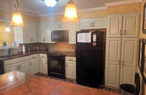 Mid America House | Charming Quiet Lakefront House with Dock on Lake Hamilton - 3 Bedroom 2 Bathroom