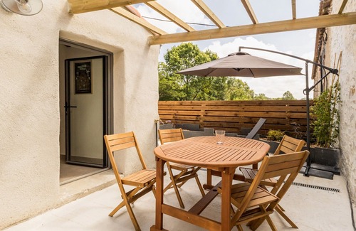 Saint-Colomban Cottage | Charming Renovated Farmhouse with EV Charger, Terrace, and Private Parking Near Nantes