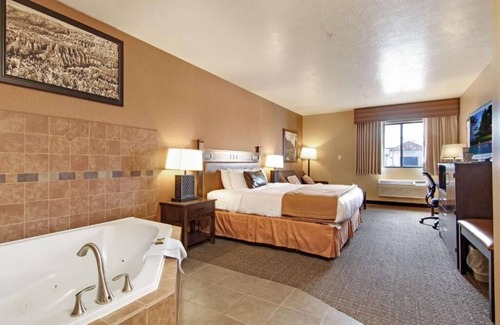 Bryce Canyon Hotel | Charming Retreat amidst Nature! Free Breakfast. Indoor Pool, Free Parking!