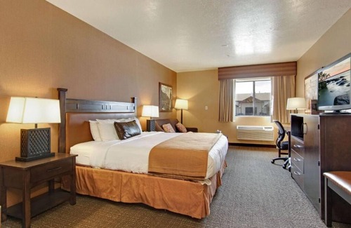 Bryce Canyon Hotel | Charming Retreat amidst Nature! Free Breakfast. Indoor Pool, Free Parking!