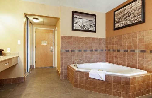 Bryce Canyon Hotel | Charming Retreat amidst Nature! Free Breakfast. Indoor Pool, Free Parking!