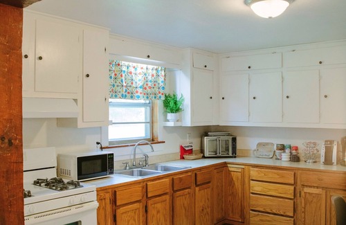 Mena House | Charming Retro 2-bedroom house with AC, Fully Stocked Kitchen, Firepit, Laundry