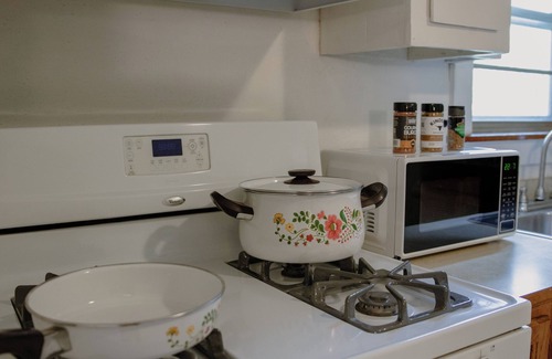 Mena House | Charming Retro 2-bedroom house with AC, Fully Stocked Kitchen, Firepit, Laundry