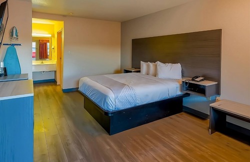Sweet Home Hotel | Charming Room next to La Terraza Mexican Grill with Outdoor Pool & Parking
