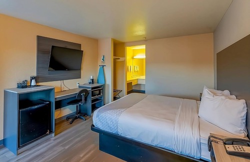 Sweet Home Hotel | Charming Room next to La Terraza Mexican Grill with Outdoor Pool & Parking
