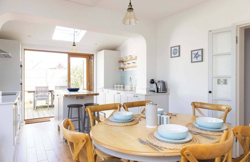 East Wittering House | Charming Seaside Cottage - 5-Min Walk to Beach