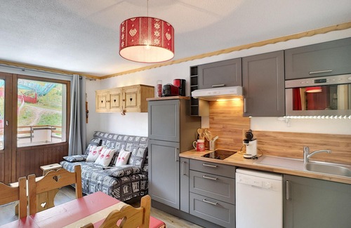 Les Bruyeres Apartment | Charming Ski-In/Ski-Out 2BR Apartment with Terrace, Sleeps 5 - Les Menuires