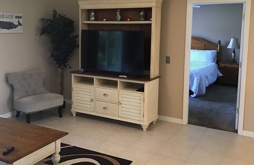 Duval House | Charming Small Dog Friendly 3/2 Home Complete w/Golf Cart, BBQ & FREE WiFi!!