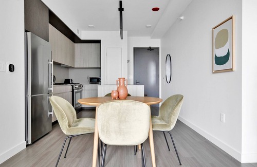South Loop Apartment | Charming South Loop 2BR w/Pool, Gym & Spa, nr Grant Park, by Blueground