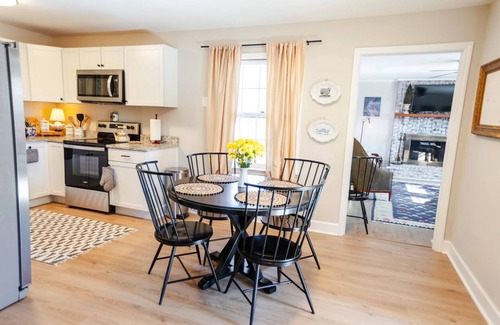 North Charleston House | Charming Southern Cottage, Sleeps 6, Dog Friendly!