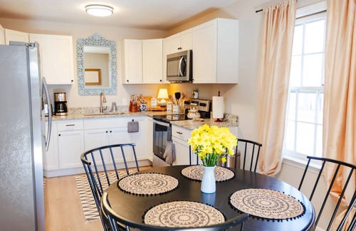 North Charleston House | Charming Southern Cottage, Sleeps 6, Dog Friendly!