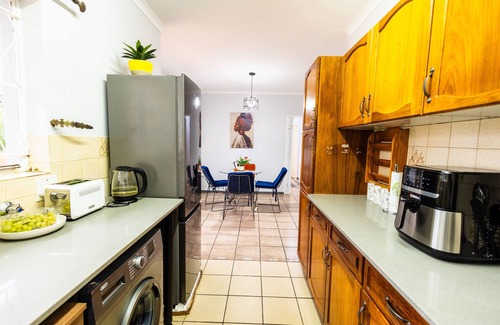 The Reeds House | Charming Spacious 3-bedroom house in Centurion with WiFi and Big Pool