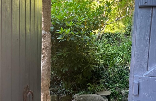 Laboule House | Charming stone house with secluded interior terraces