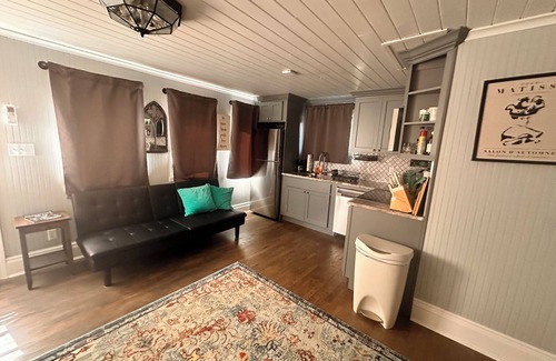 Charleston Apartment | Charming studio on Kanawha Blvd E in Charleston - steps from the state capitol