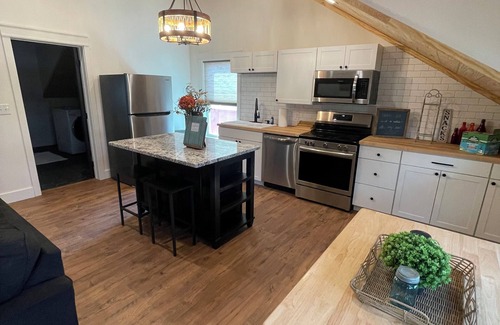 Sylvan Heights Apartment | Charming studio above garage apt located close to Downtown Hendersonville!