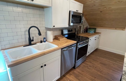 Sylvan Heights Apartment | Charming studio above garage apt located close to Downtown Hendersonville!