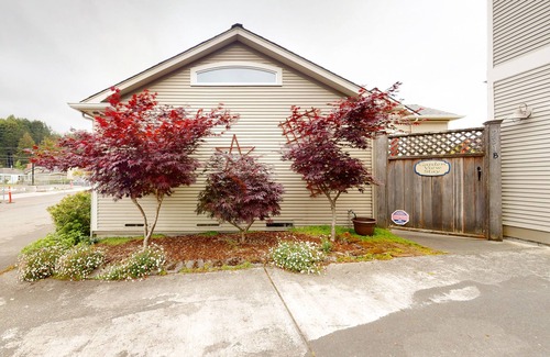 Arcata Apartment | Charming studio with shared patio, walk to Redwood Park & downtown