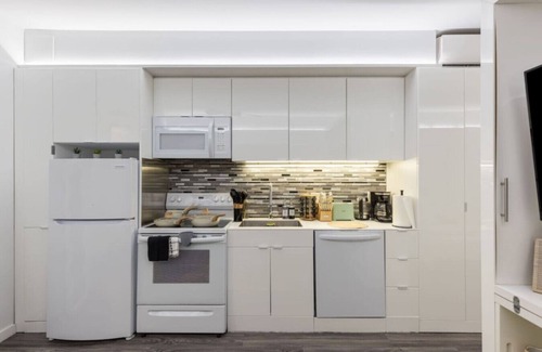 Cleveland Apartment | Charming Studio with Rooftop Views near University