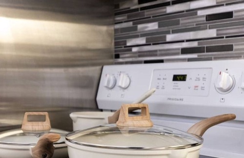 Cleveland Apartment | Charming Studio with Rooftop Views near University