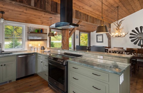 Warren Condo | Charming Sugarbush Farmhouse Condo with Hot Tub Oasis