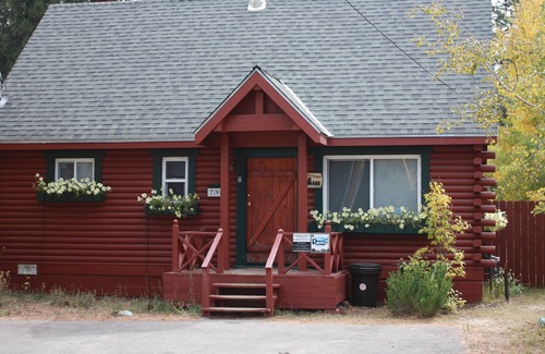 Al Tahoe House | Charming Tahoe Cabin-2 Blocks to Lake, 2 Miles to Ski, Hot Tub, Pets OK, Bikes!