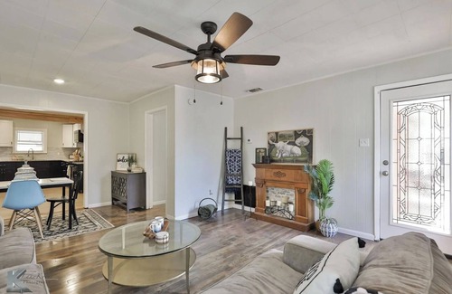 Elmwood Area House | Charming Texas Cottage with Modern Farmhouse Style