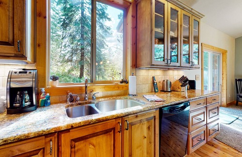 Cascade Cabin | Charming three-story cabin with a private hot tub, deck, & washer/dryer