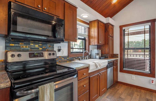 Lampasas Cabin | Charming Tiny House Near Lake & Springs