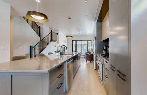 Highland House | Charming townhouse with W/D and enclosed backyard