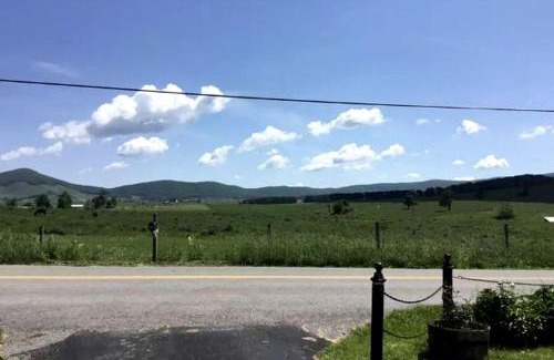 Tazewell House | Charming Two-Bedroom Cottage Rental in a Quiet Countryside Setting near the Appalachian Trail, Burke´s Garden, Virginia