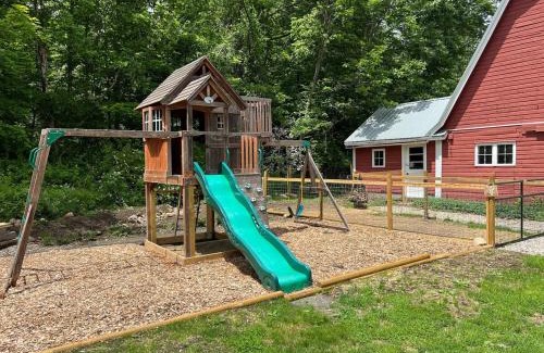 Williamsburg House | Charming, updated , 3 bedroom farmhouse farm stay
